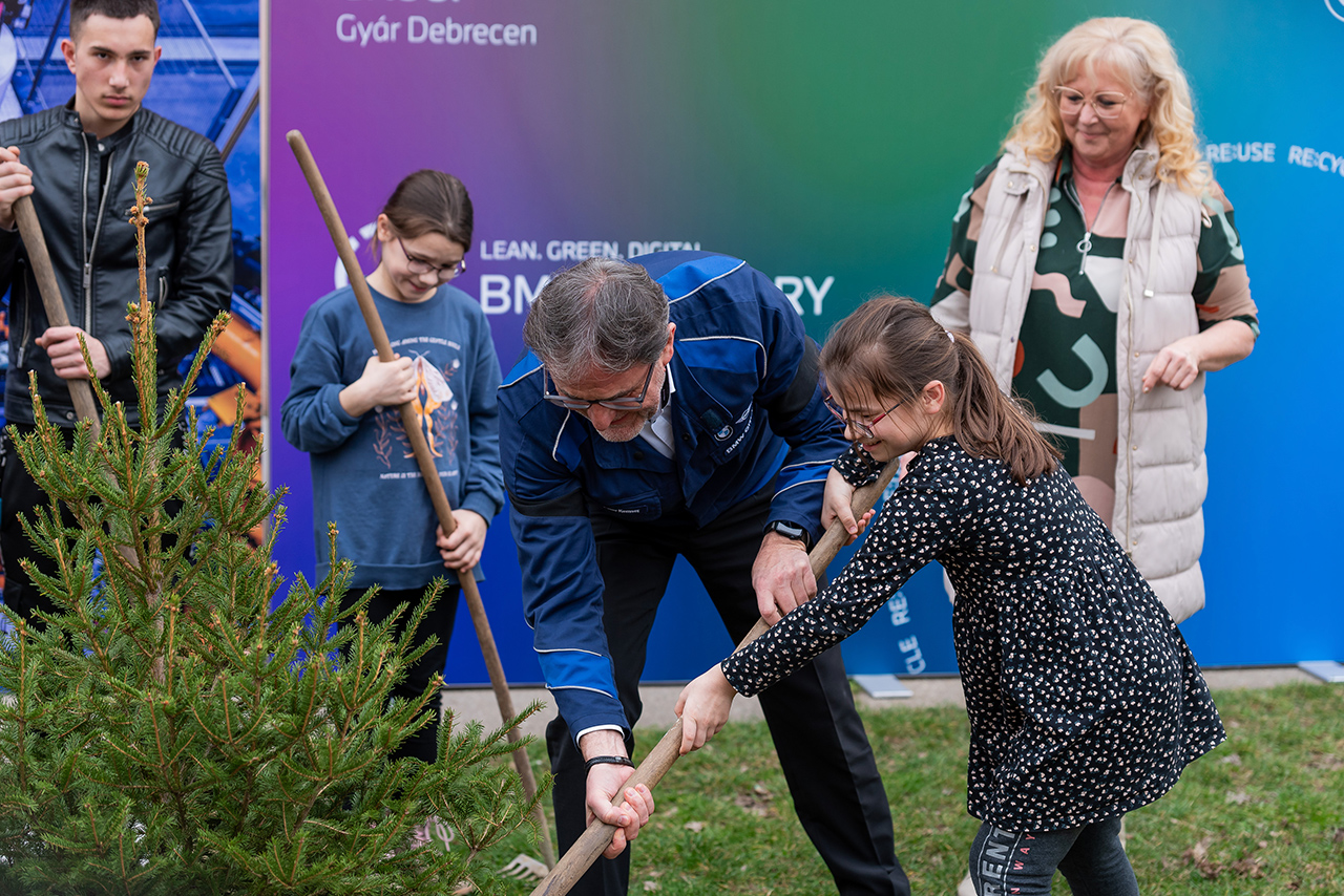 Where trees and children can grow up together – The_team of BMW Group Plant Debrecen donated spruce trees to a special education institution.