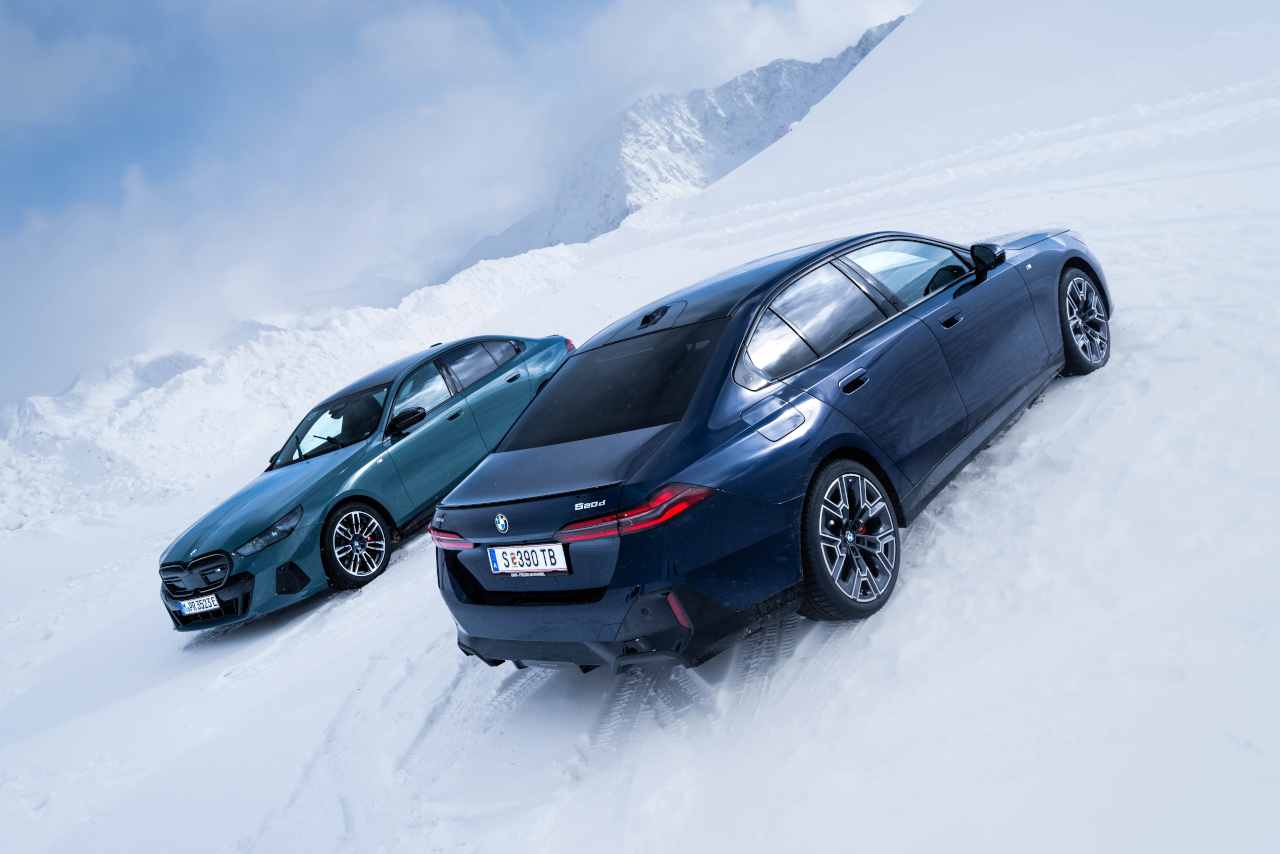 Innovation@Summit. Die neue BMW 5er Reihe und Driverless@Development Fahrzeuge zum Test im Herzen der Alpen.