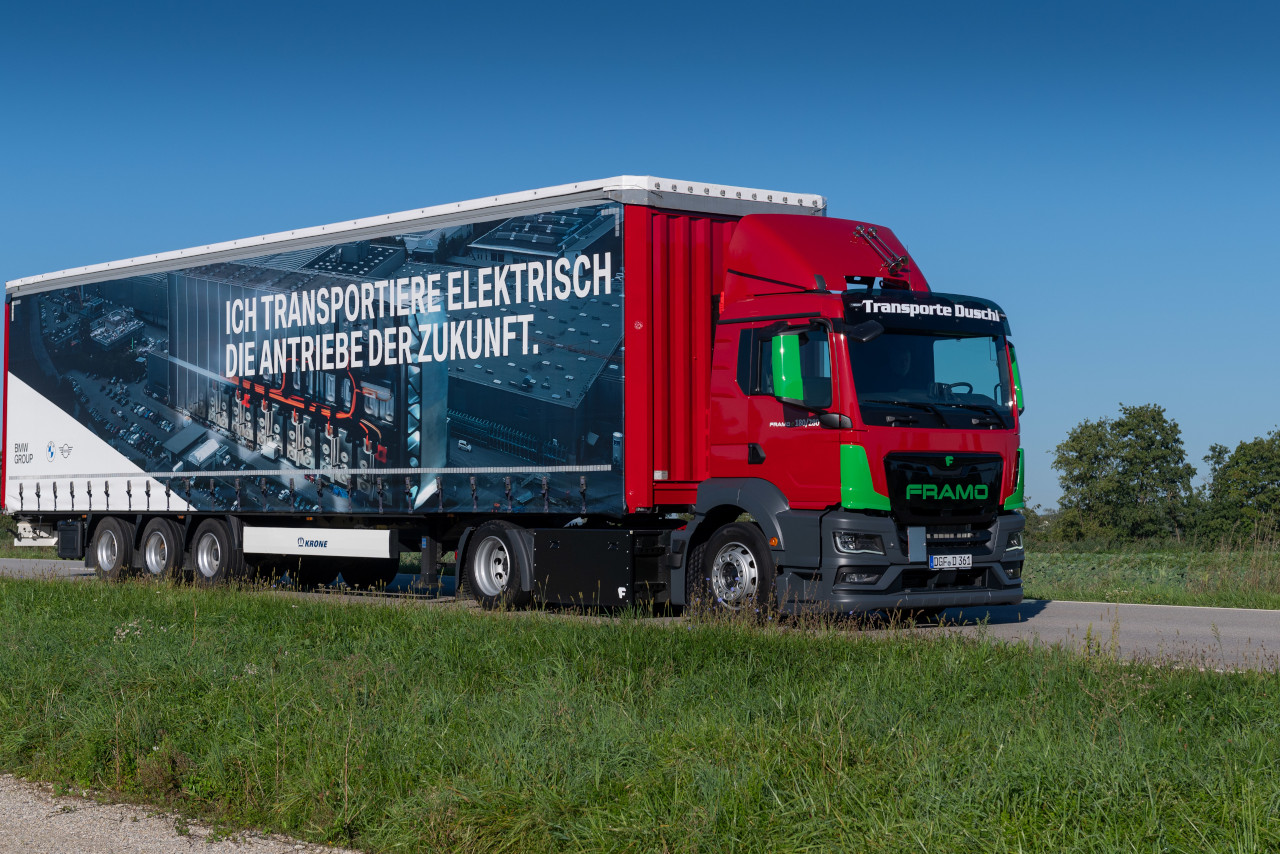 180 Tonnen weniger CO<sub>2</sub>:  Elektrifizierung des Zwischenwerksverkehrs am  BMW Group Standort Dingolfing.