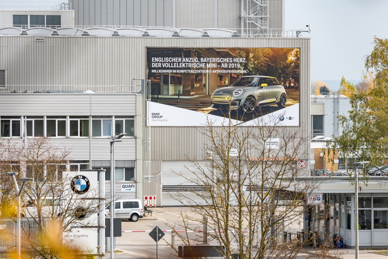 Großplakat an der Fassade des Werks 02.20, dem „Kompetenzzentrum E-Antriebsproduktion“ der BMW Group
