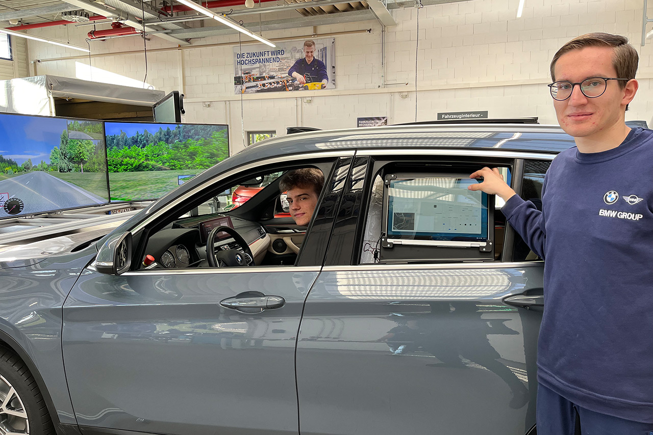 Dingolfinger Auszubildende bauen BMW Vorserienfahrzeuge zu realitätsnahen Fahrsimulatoren um. Autos kommen in Reha-Kliniken in ganz Deutschland zum Einsatz. Vier Fahrzeuge pro Jahr geplant.